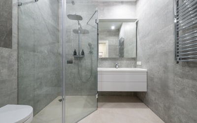 Benefits of walk-in shower room  and semi-frameless screen 