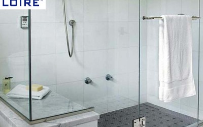 What if the Frameless Shower Door Gets Stuck?