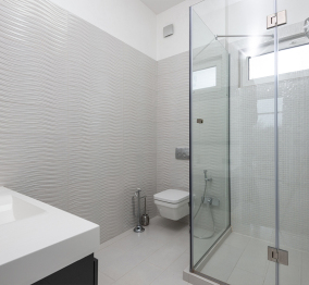 6 factors you should consider when choosing the shower door