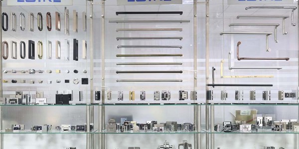 How to Select High-Quality Glass Hardware for Large-Scale Projects