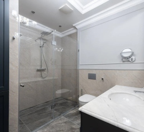 Contrasts Between Hinge and Pivot Shower Doors