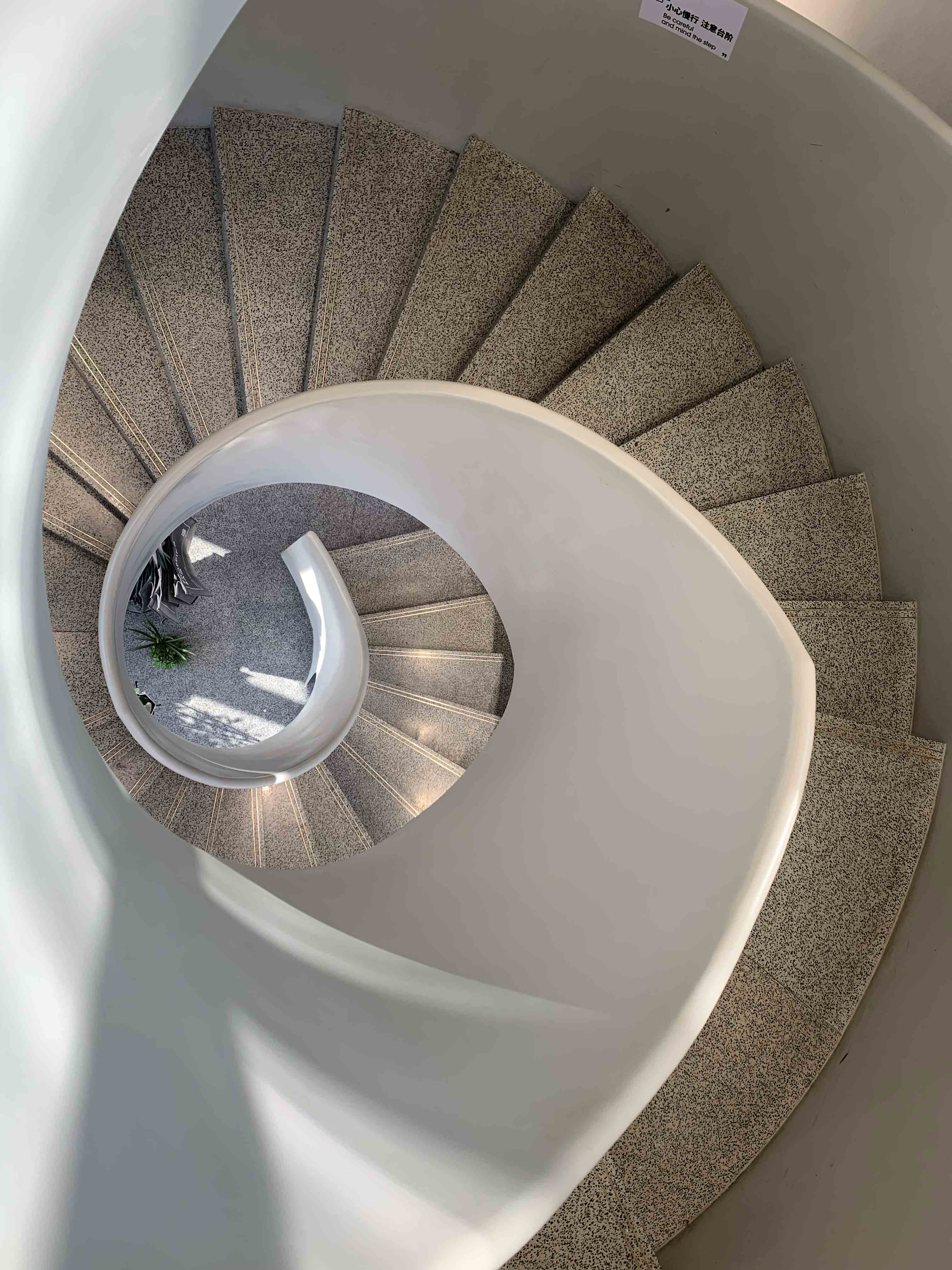 La piedra Wayon siempre te depara sorpresas inesperadas. ¿Te imaginas un espacio de escalera construido íntegramente con terrazo? Todas las escaleras, paredes y suelos están hechos de pavimento de terrazo sin juntas. La pared también está diseñada como pasamanos a través de ranuras huecas. No importa desde qué ángulo se mire, se puede sentir la armonía entre las escaleras y el espacio.