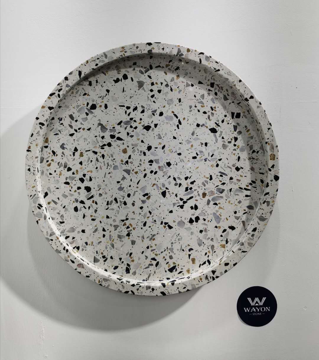 سطح الطاولة من Wayon Terrazzo.