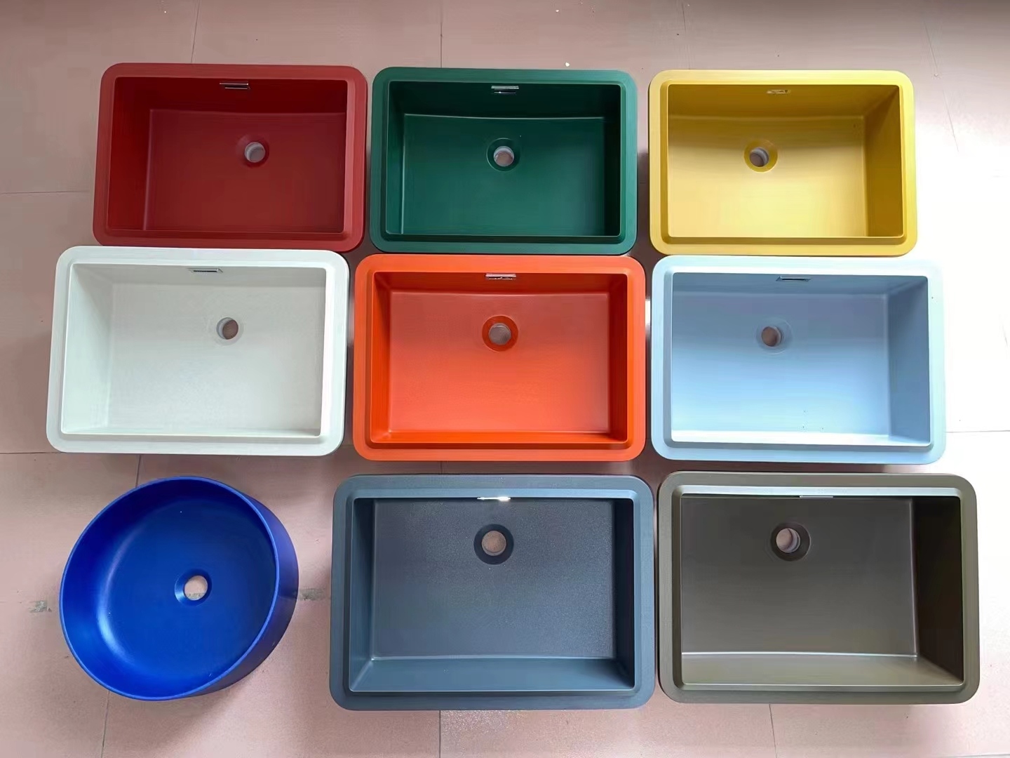 Сделайте кварцевые мойки на вашей кухне выделяющимися — начните с цвета!