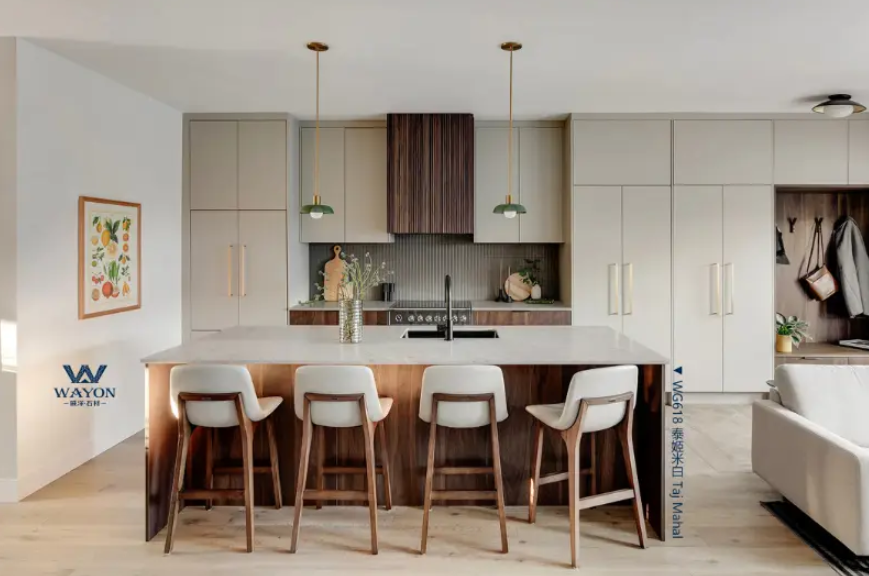 أسطح عمل من الكوارتز الأبيض مع خزائن خشبية