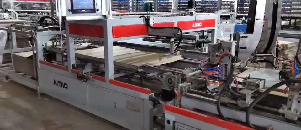 Automatic conveyor packaging in tile packaging line