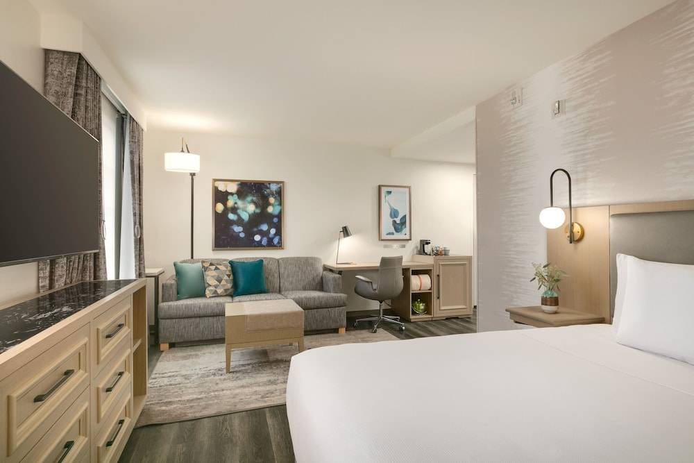 Hyatt_Place_Santa_Barbara_is_the_perfect_vantage_point_for_uncovering_everything_Santa_Barbara._Leap_into_the_cool_waters_o__11_