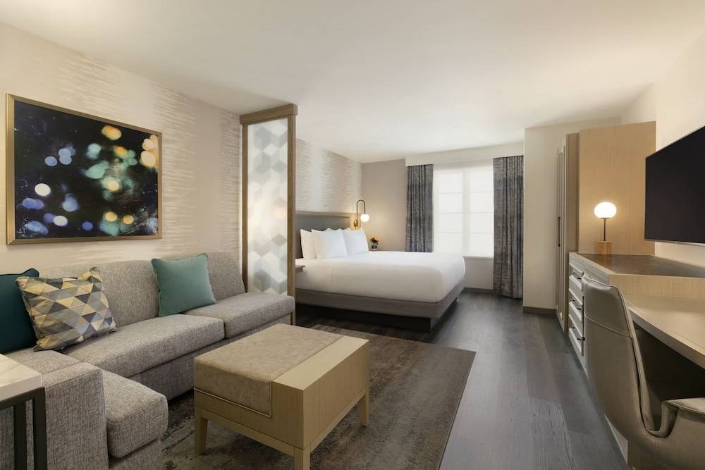 Hyatt_Place_Santa_Barbara_is_the_perfect_vantage_point_for_uncovering_everything_Santa_Barbara._Leap_into_the_cool_waters_o__19_