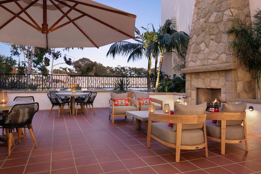 Hyatt_Place_Santa_Barbara_is_the_perfect_vantage_point_for_uncovering_everything_Santa_Barbara._Leap_into_the_cool_waters_o__25_