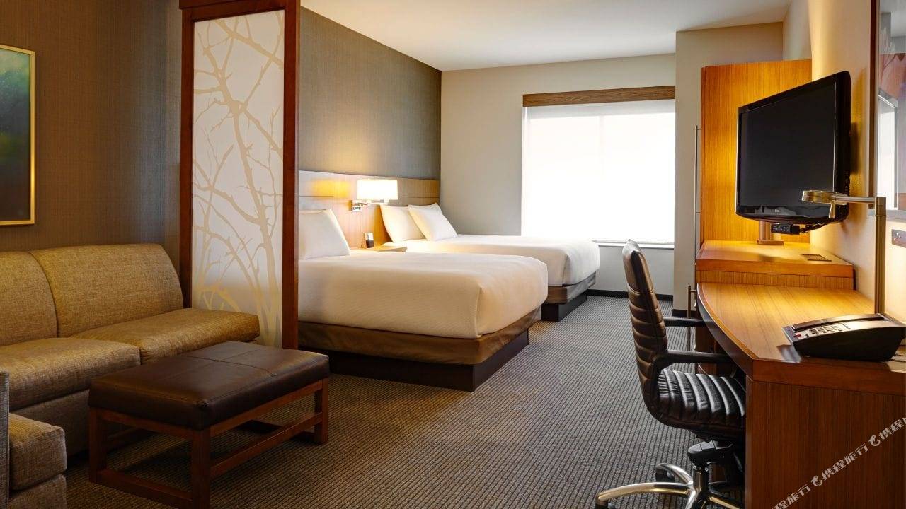 Hyatt_Place_Santa_Barbara_is_the_perfect_vantage_point_for_uncovering_everything_Santa_Barbara._Leap_into_the_cool_waters_o__26_