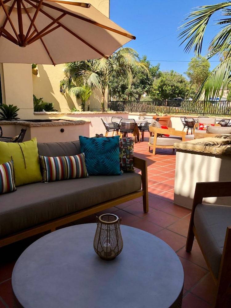 Hyatt_Place_Santa_Barbara_is_the_perfect_vantage_point_for_uncovering_everything_Santa_Barbara._Leap_into_the_cool_waters_o__4_