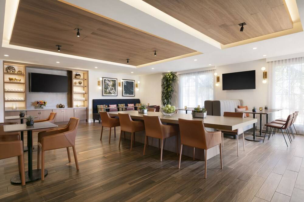 Hyatt_Place_Santa_Barbara_is_the_perfect_vantage_point_for_uncovering_everything_Santa_Barbara._Leap_into_the_cool_waters_o__7_