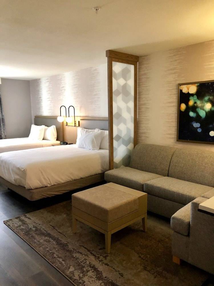 Hyatt_Place_Santa_Barbara_is_the_perfect_vantage_point_for_uncovering_everything_Santa_Barbara._Leap_into_the_cool_waters_o__8_