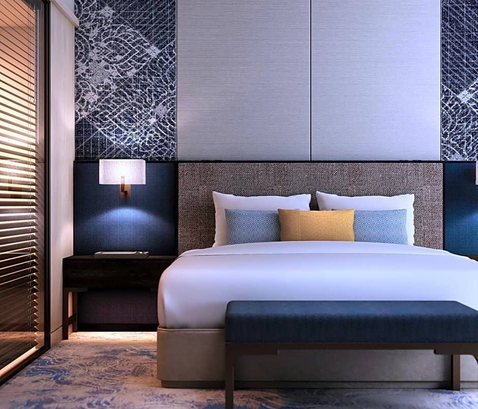 Located_on_the_banks_of_the_Chao_Phraya_River,_this_contemporary_5-star_property_has_4_dining_options,_gym_and___10_