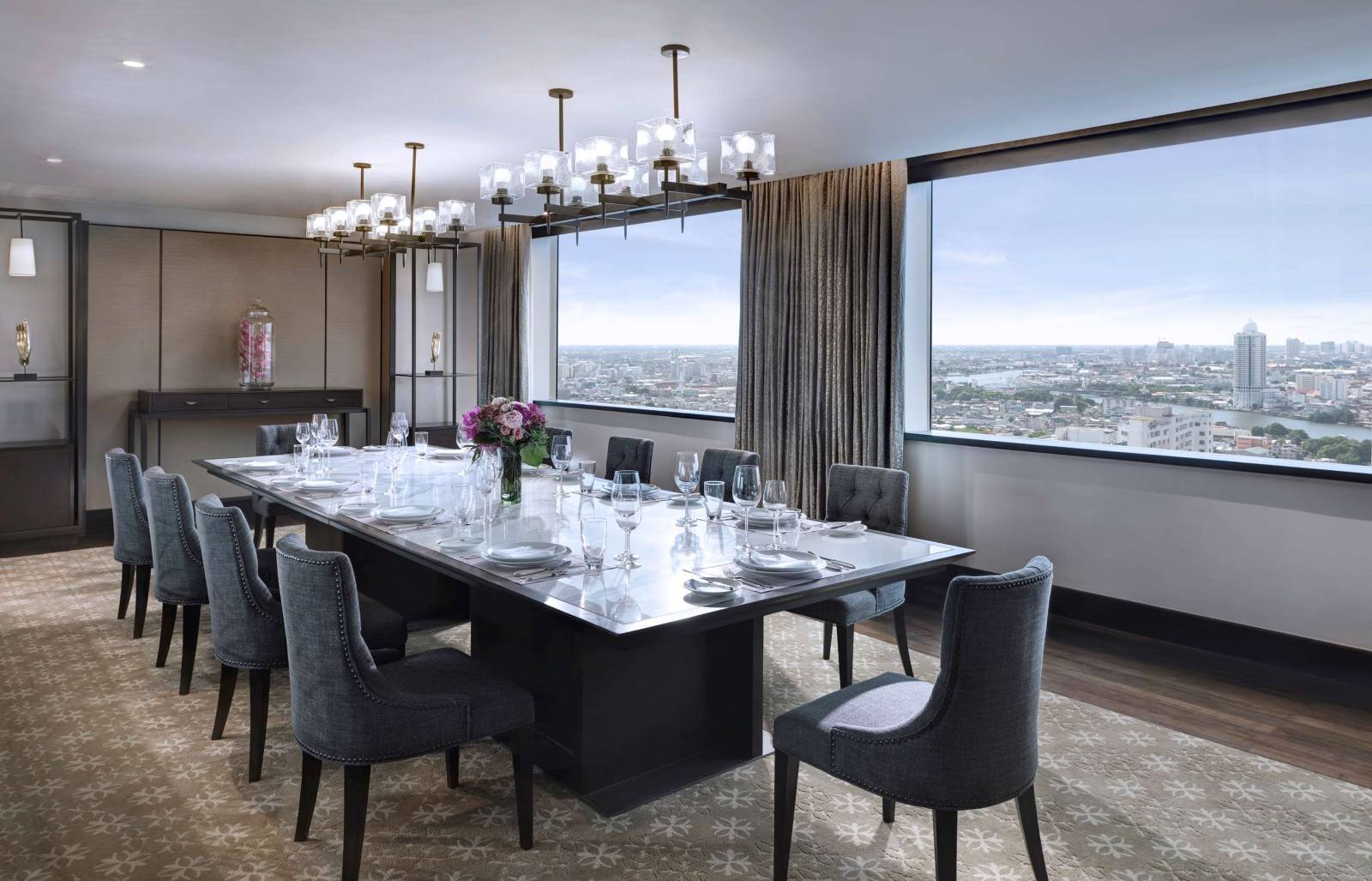 Located_on_the_banks_of_the_Chao_Phraya_River,_this_contemporary_5-star_property_has_4_dining_options,_gym_and___29_