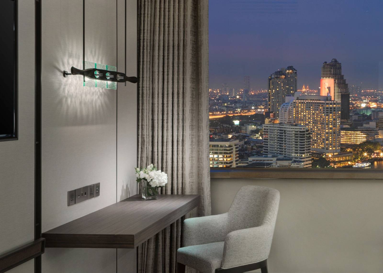 Located_on_the_banks_of_the_Chao_Phraya_River,_this_contemporary_5-star_property_has_4_dining_options,_gym_and___30_