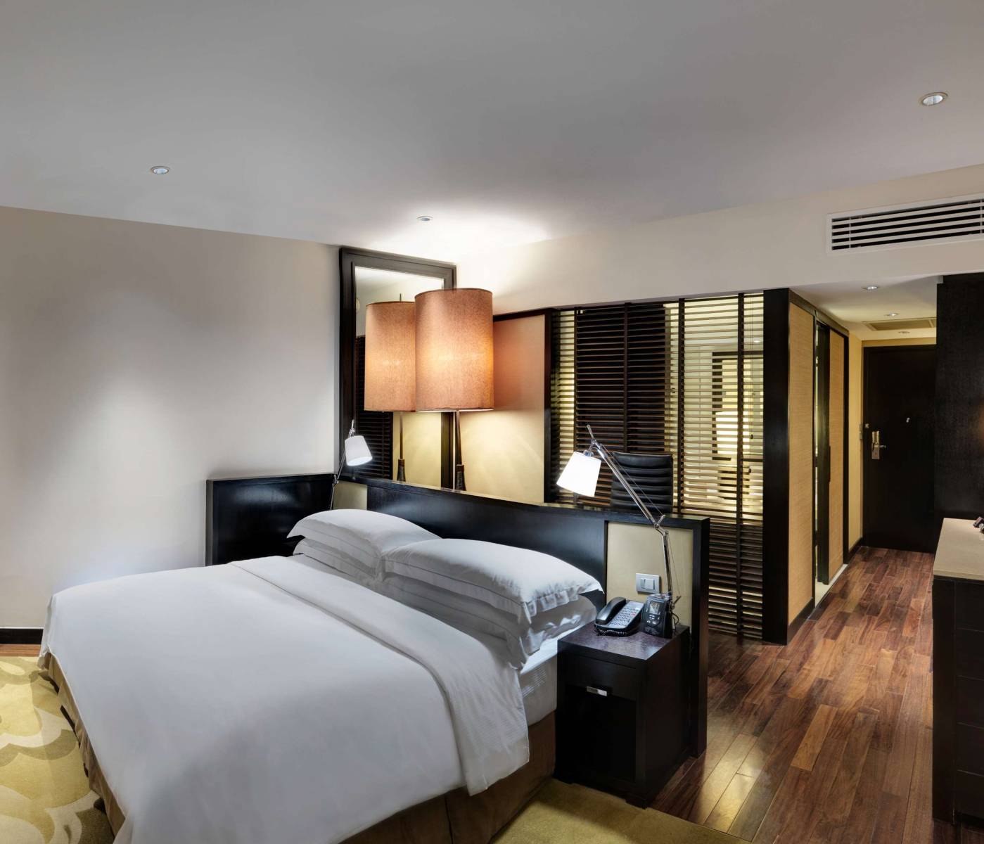 Located_on_the_banks_of_the_Chao_Phraya_River,_this_contemporary_5-star_property_has_4_dining_options,_gym_and___32_