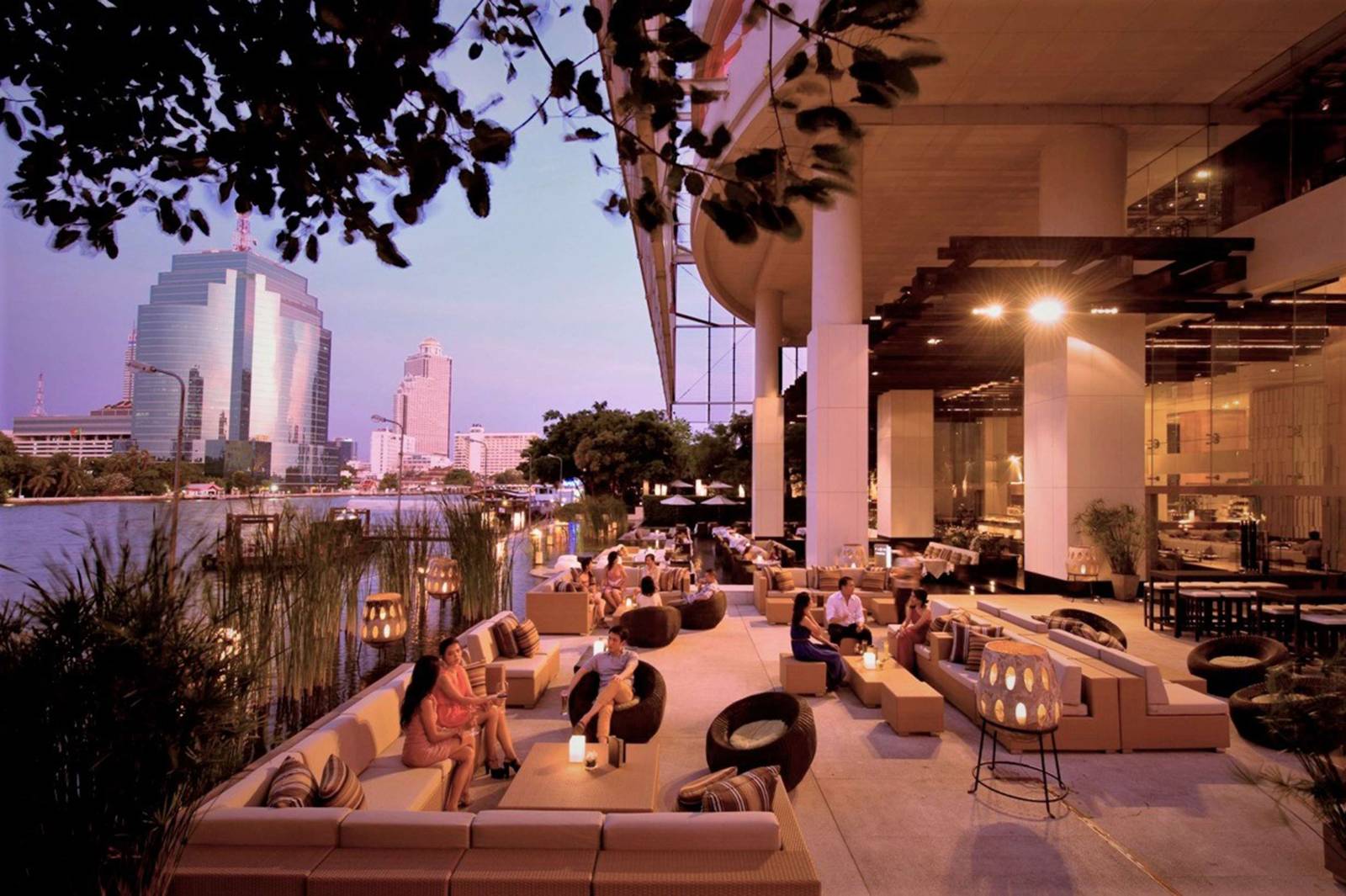 Located_on_the_banks_of_the_Chao_Phraya_River,_this_contemporary_5-star_property_has_4_dining_options,_gym_and___33_