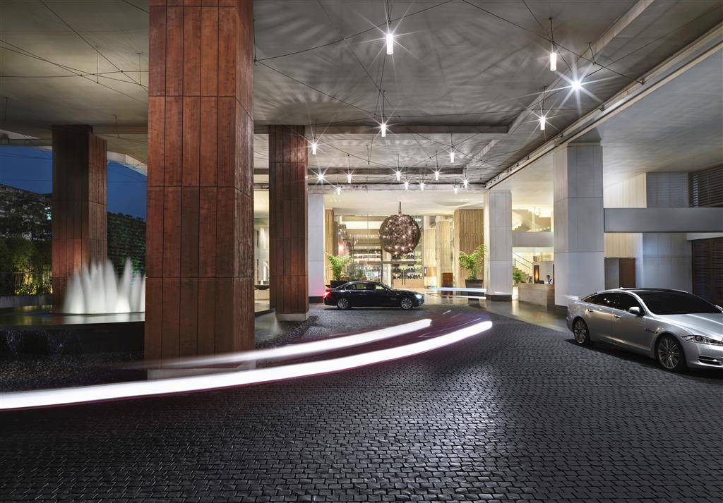 Located_on_the_banks_of_the_Chao_Phraya_River,_this_contemporary_5-star_property_has_4_dining_options,_gym_and___34_