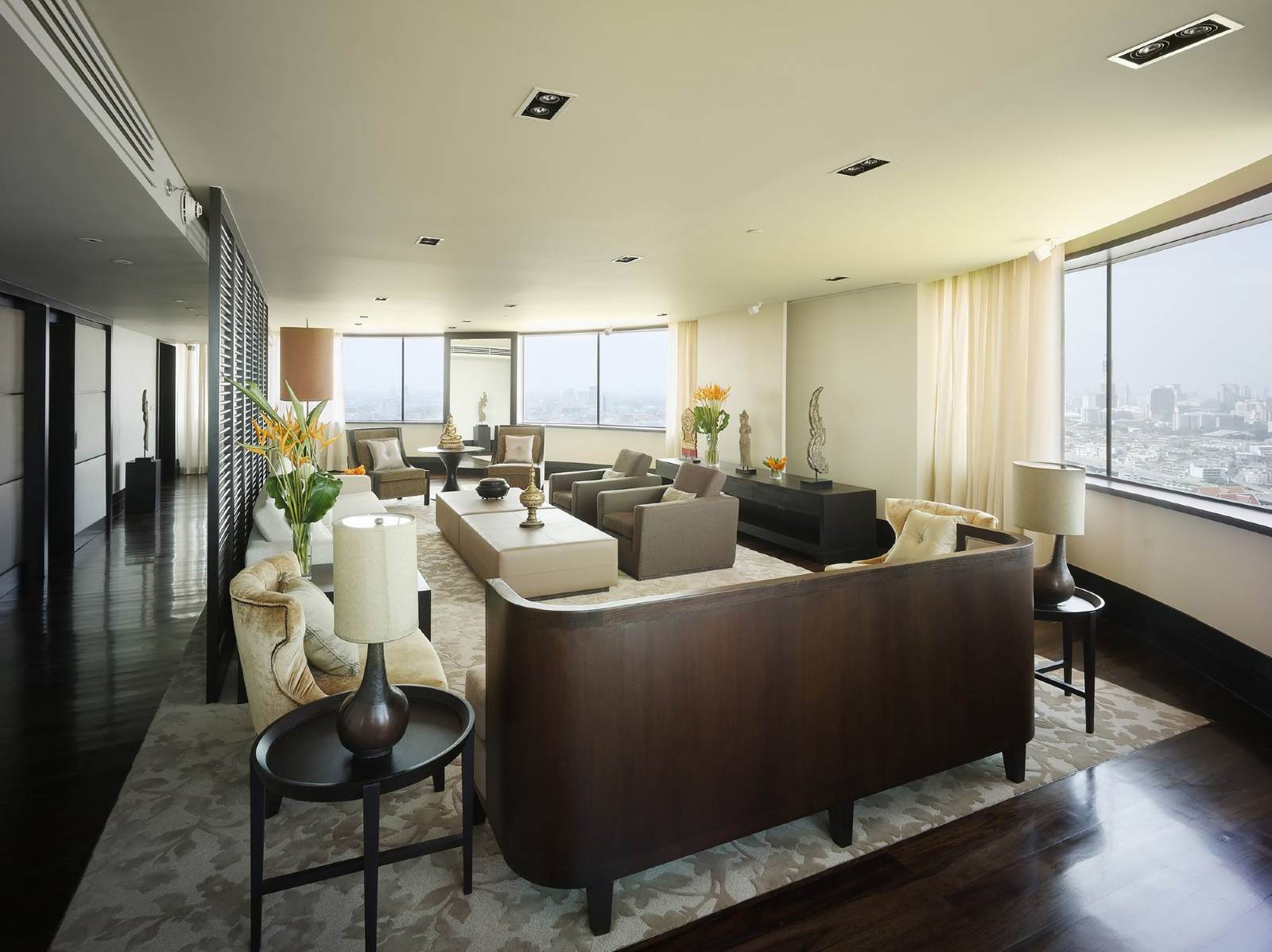 Located_on_the_banks_of_the_Chao_Phraya_River,_this_contemporary_5-star_property_has_4_dining_options,_gym_and___35_