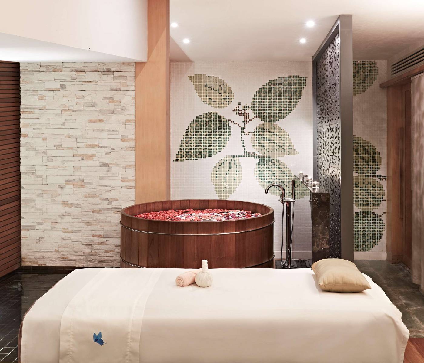 Located_on_the_banks_of_the_Chao_Phraya_River,_this_contemporary_5-star_property_has_4_dining_options,_gym_and___36_