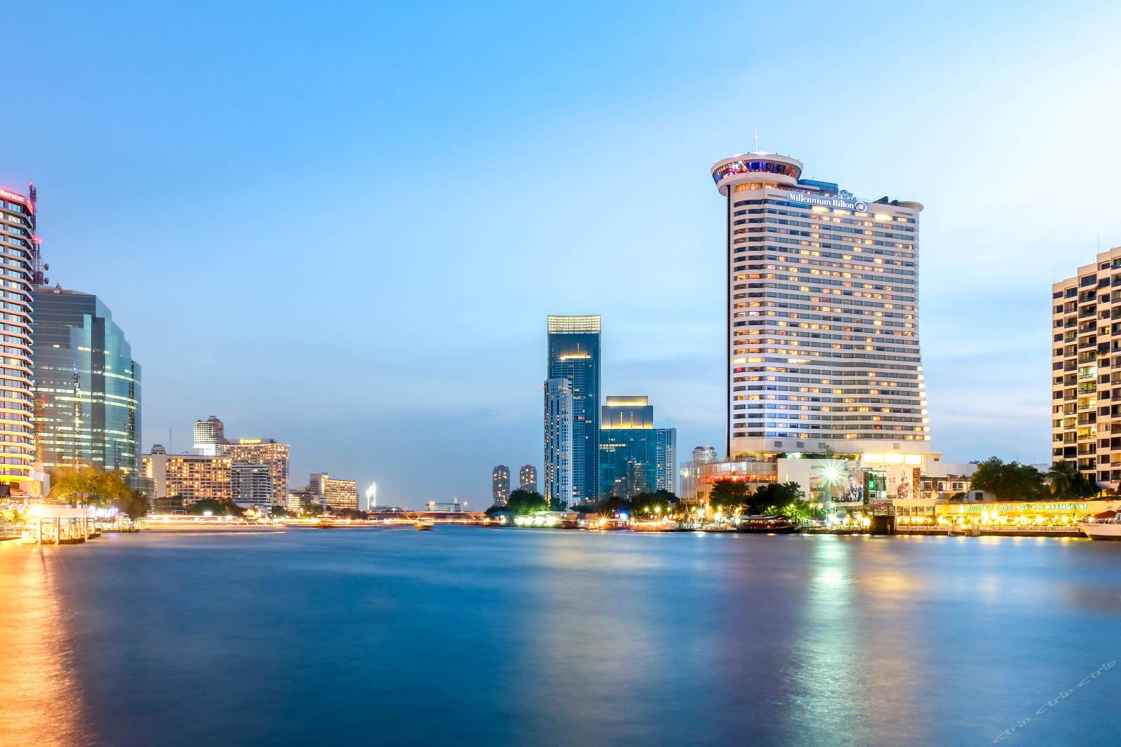 Located_on_the_banks_of_the_Chao_Phraya_River,_this_contemporary_5-star_property_has_4_dining_options,_gym_and___39_