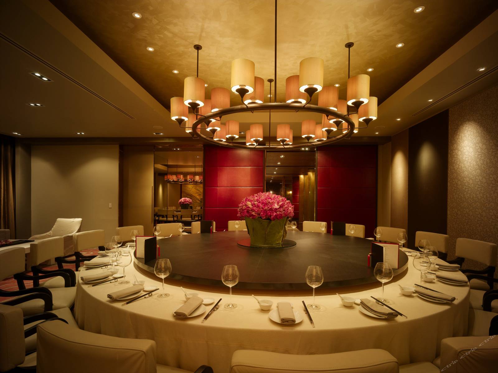 Located_on_the_banks_of_the_Chao_Phraya_River,_this_contemporary_5-star_property_has_4_dining_options,_gym_and___40_
