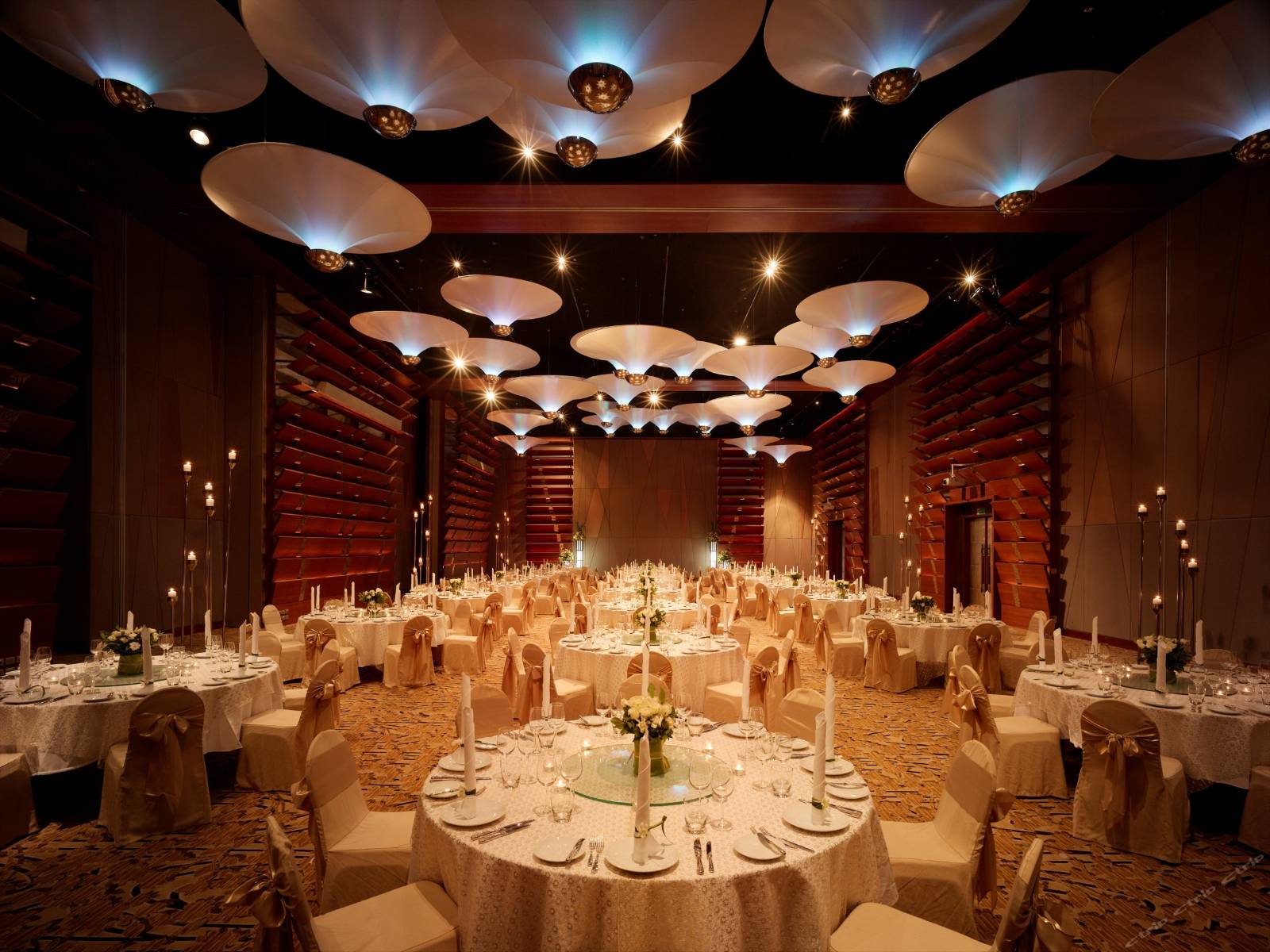 Located_on_the_banks_of_the_Chao_Phraya_River,_this_contemporary_5-star_property_has_4_dining_options,_gym_and___41_