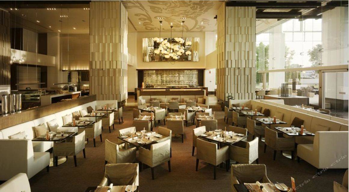 Located_on_the_banks_of_the_Chao_Phraya_River,_this_contemporary_5-star_property_has_4_dining_options,_gym_and___42_