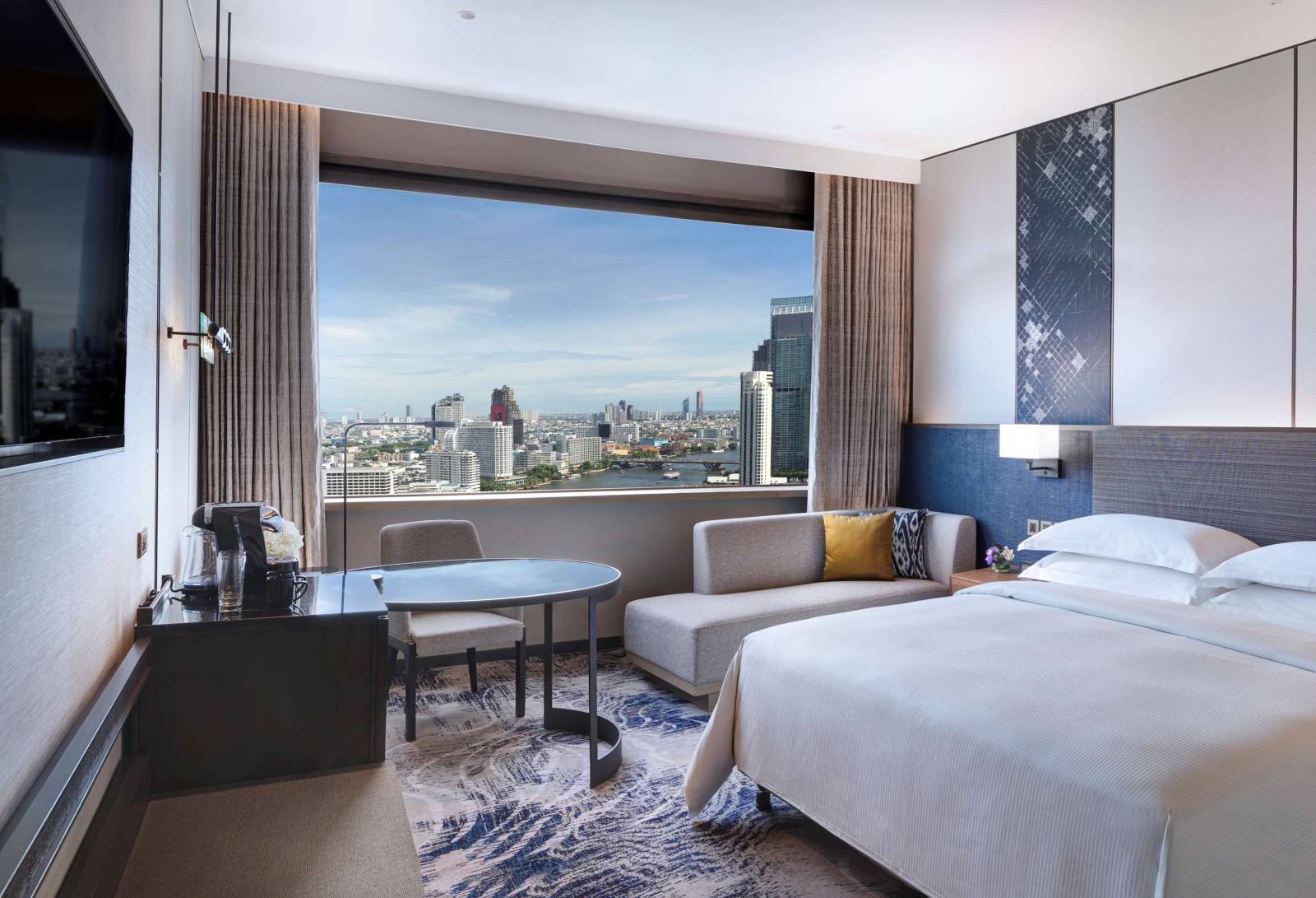 Located_on_the_banks_of_the_Chao_Phraya_River,_this_contemporary_5-star_property_has_4_dining_options,_gym_and___45_
