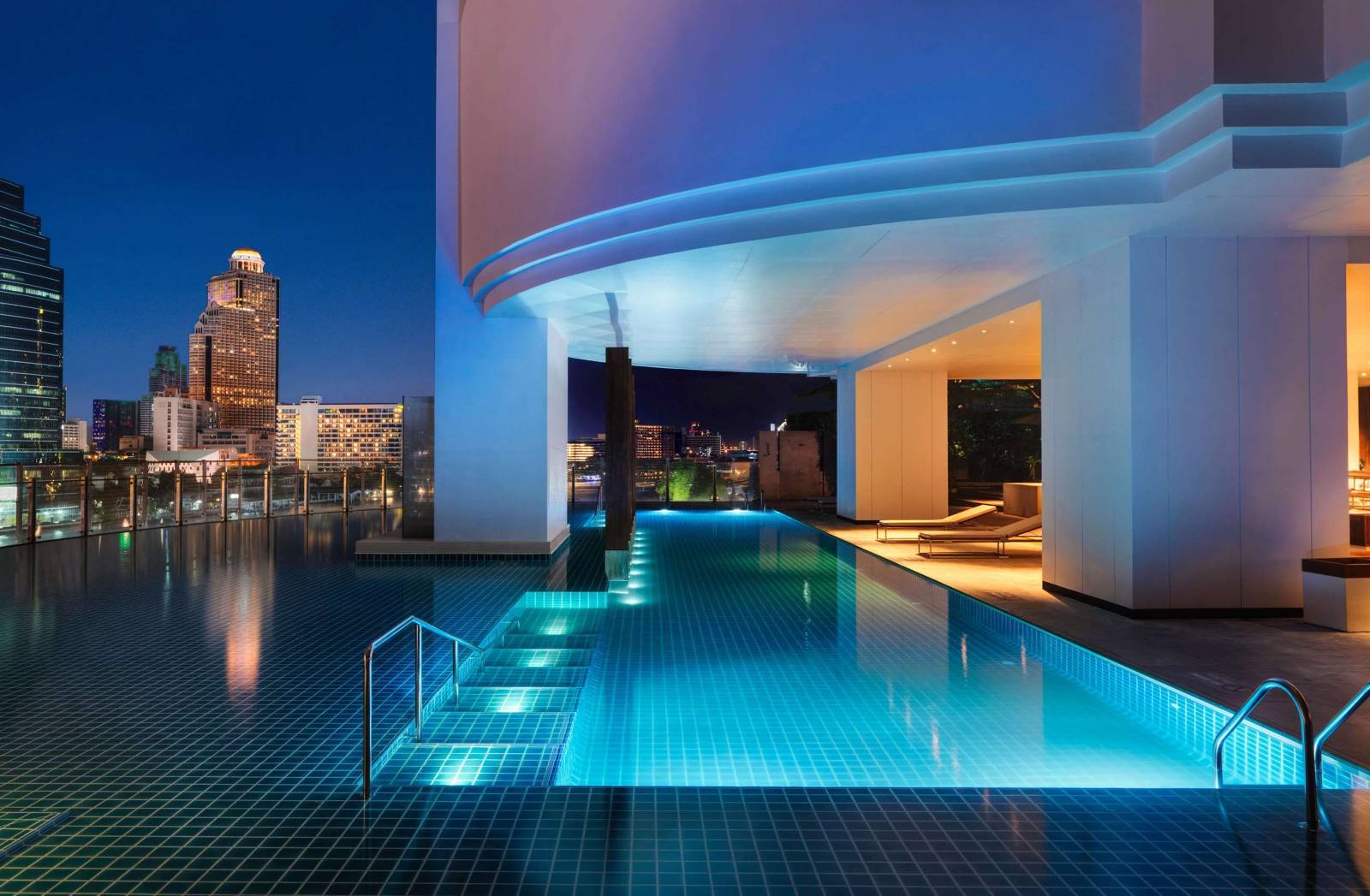 Located_on_the_banks_of_the_Chao_Phraya_River,_this_contemporary_5-star_property_has_4_dining_options,_gym_and___48_