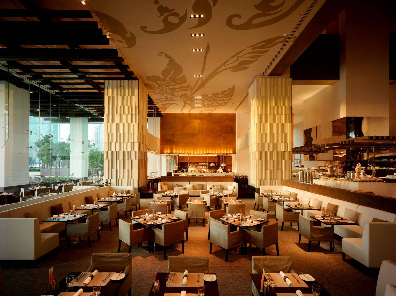 Located_on_the_banks_of_the_Chao_Phraya_River,_this_contemporary_5-star_property_has_4_dining_options,_gym_and___4_