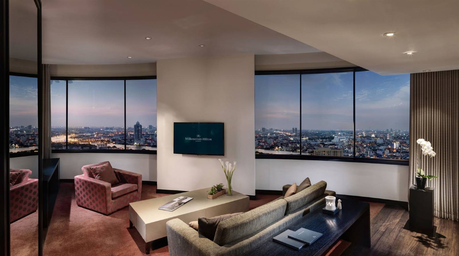 Located_on_the_banks_of_the_Chao_Phraya_River,_this_contemporary_5-star_property_has_4_dining_options,_gym_and___50_