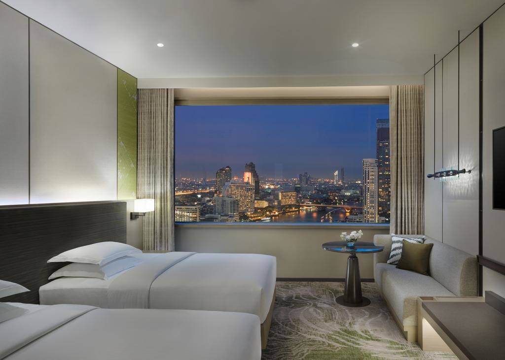 Located_on_the_banks_of_the_Chao_Phraya_River,_this_contemporary_5-star_property_has_4_dining_options,_gym_and___51_