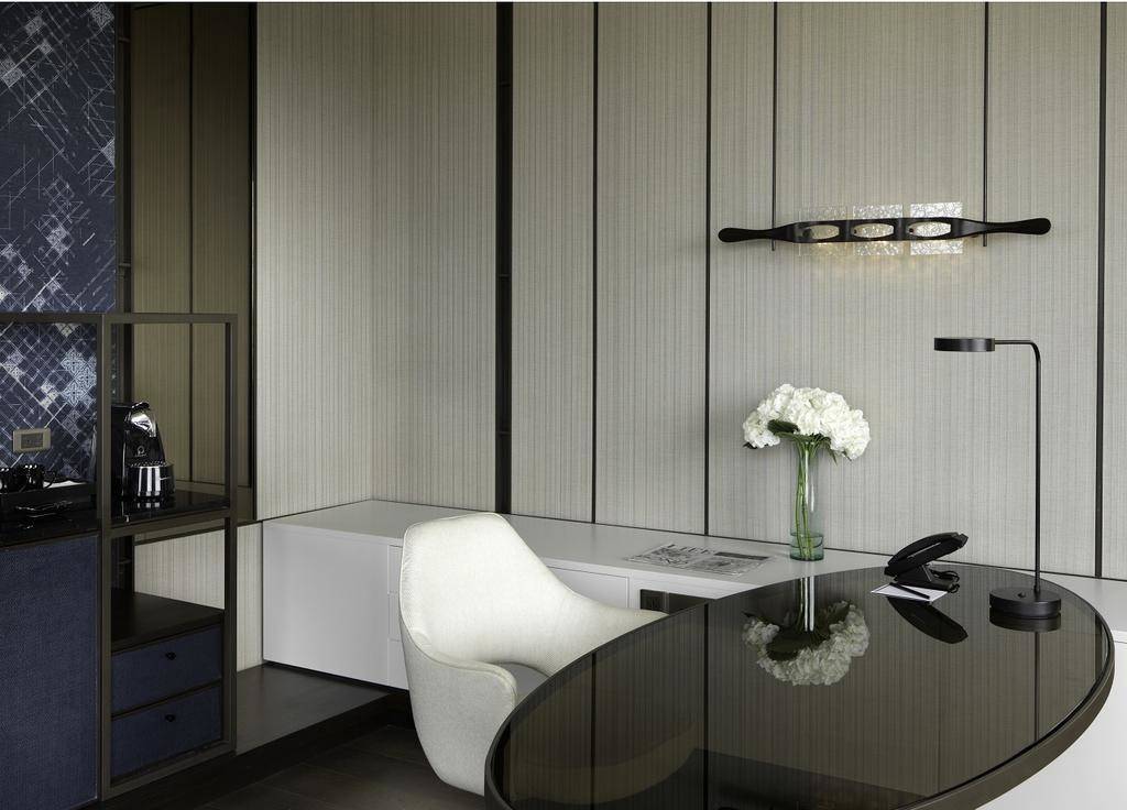 Located_on_the_banks_of_the_Chao_Phraya_River,_this_contemporary_5-star_property_has_4_dining_options,_gym_and___53_