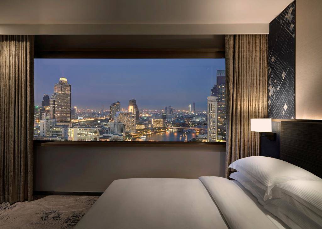 Located_on_the_banks_of_the_Chao_Phraya_River,_this_contemporary_5-star_property_has_4_dining_options,_gym_and___54_