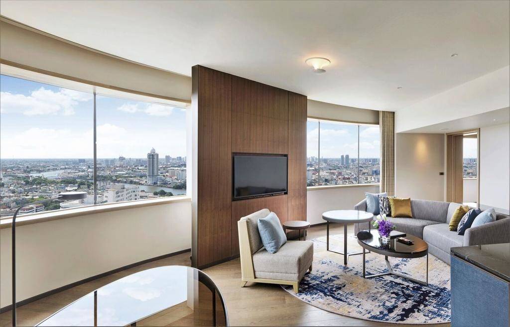 Located_on_the_banks_of_the_Chao_Phraya_River,_this_contemporary_5-star_property_has_4_dining_options,_gym_and___55_