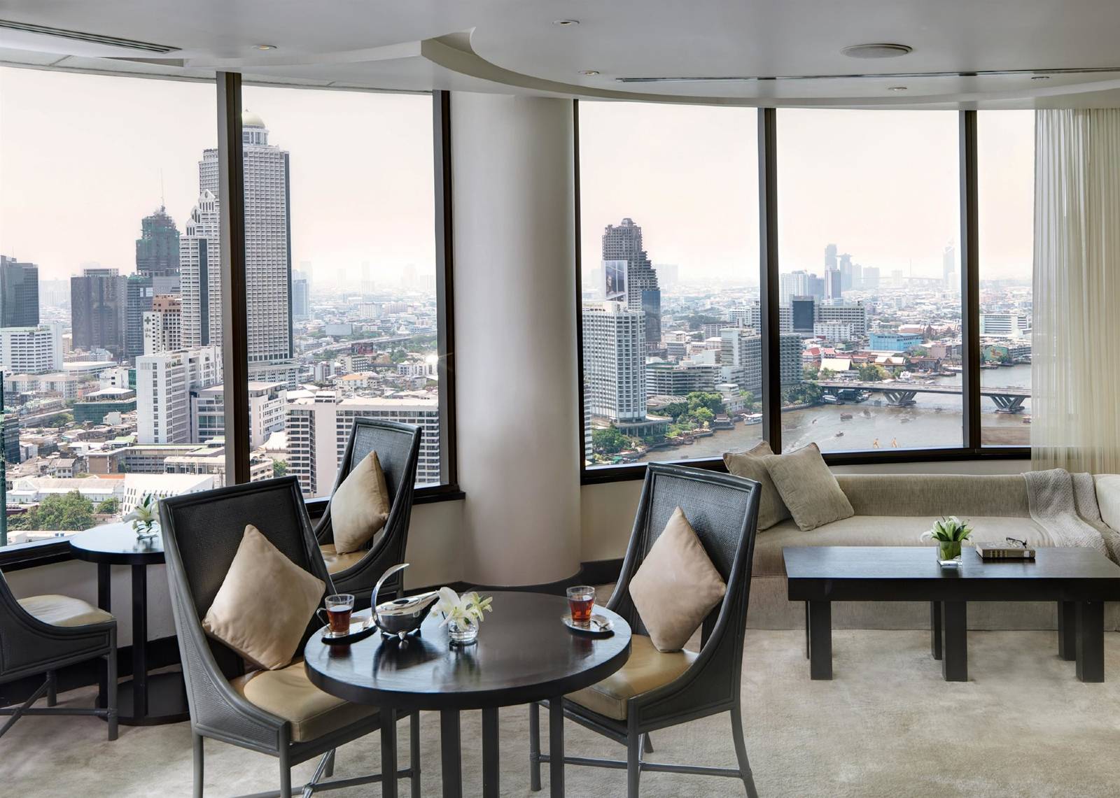 Located_on_the_banks_of_the_Chao_Phraya_River,_this_contemporary_5-star_property_has_4_dining_options,_gym_and___57_