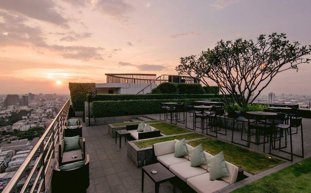 Located_on_the_banks_of_the_Chao_Phraya_River,_this_contemporary_5-star_property_has_4_dining_options,_gym_and___7_