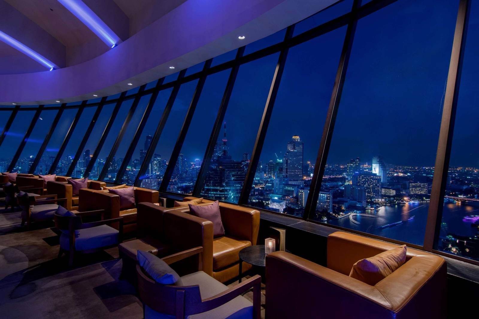 Located_on_the_banks_of_the_Chao_Phraya_River,_this_contemporary_5-star_property_has_4_dining_options,_gym_and___8_