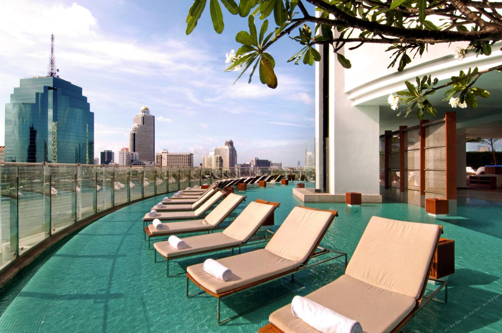 Located_on_the_banks_of_the_Chao_Phraya_River,_this_contemporary_5-star_property_has_4_dining_options,_gym_and_wo__1_