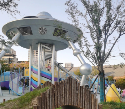 How can children's playgrounds and shopping centers achieve a win-win situation?