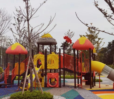 What are the children's playground facilities in outdoor parks