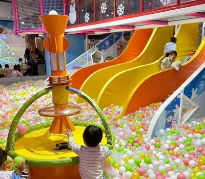 Indoor children's playground allows children to have comprehensive development here