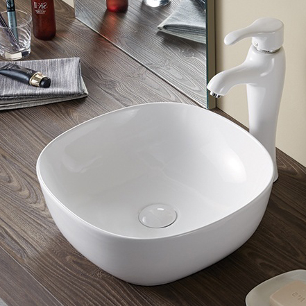 Lavabo de porcelana sobre encimera para lavado de cara