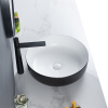 Lavabo de cerámica en blanco y negro con líneas de contorno limpias y suaves