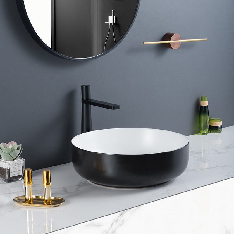 Lavabo de cerámica en blanco y negro con líneas de contorno limpias y suaves