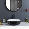 Lavabo de cerámica en blanco y negro con líneas de contorno limpias y suaves